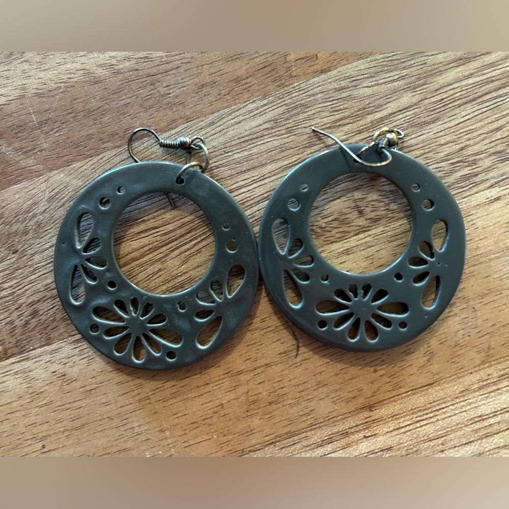 Circle Dangle Floral Pattern Earrings. - Picture 4 of 4